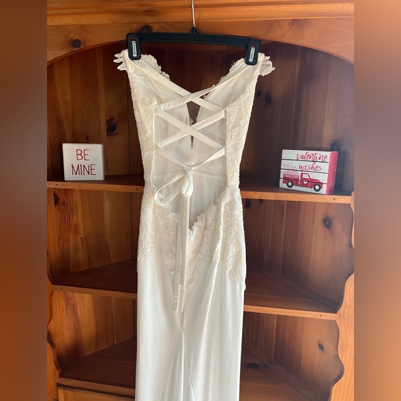 Elegant ivory evening gown with lace detail and subtle sparkle! - Picture 3 of 10